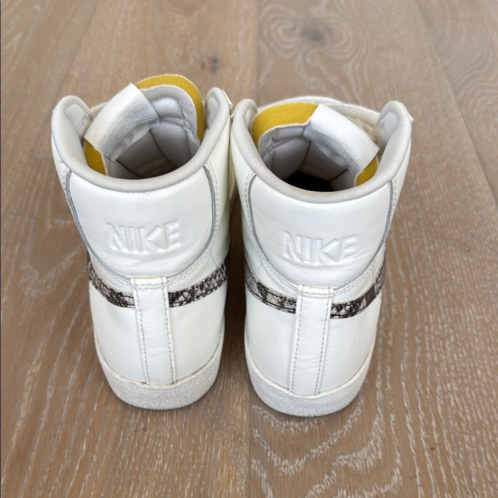 Nike Women’s Blazer Mid '77 SE in Snakeskin - Picture 4 of 6